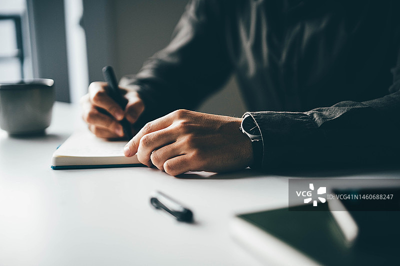 商务人士在笔记本上书写绘画特写图片素材