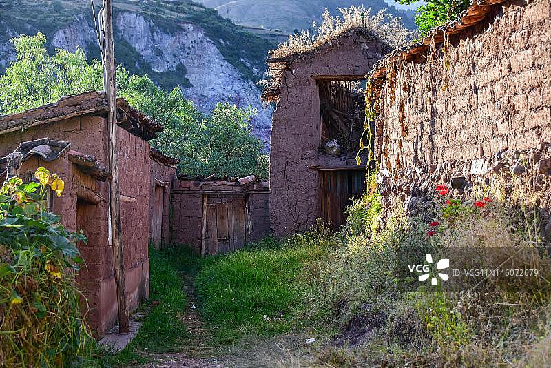 秘鲁库斯科附近安第斯山脉典型村庄的房屋图片素材