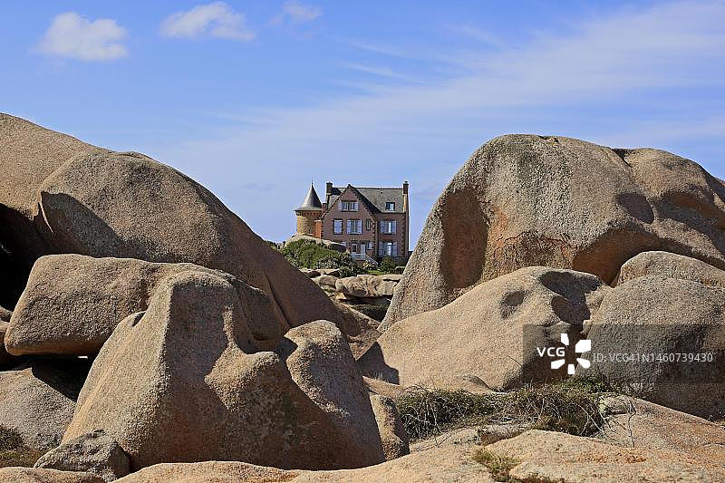 在法国布列塔尼玫瑰海岸的普卢马纳克灯塔旁的敞篷四轮马车图片素材