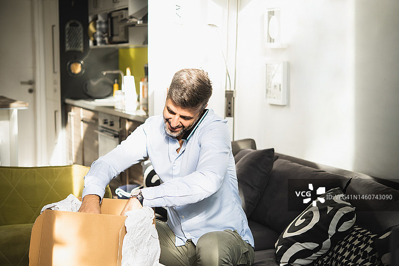 男人打开外卖订单并打电话图片素材