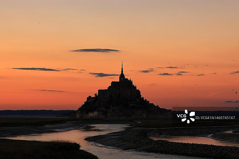 法国圣米歇尔山轻松氛围图片素材