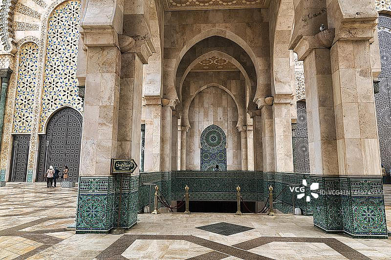 摩洛哥卡萨布兰卡哈桑二世清真寺庭院内的土耳其浴室入口图片素材