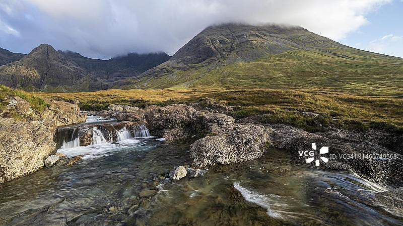 英国苏格兰内赫布里底群岛斯凯岛仙女池图片素材