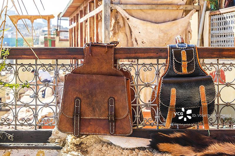 摩洛哥菲斯露台上出售的两个皮革背包，可欣赏制革厂的景色图片素材