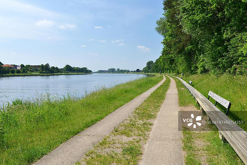 世界上最长的长椅，基尔运河畔，德国伦茨堡图片素材