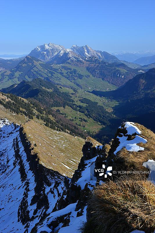 前往施佩尔1950米的山地徒步,位于托根堡,圣蒂斯山地块景观,瑞士圣加仑内斯劳-克鲁梅瑙新圣约翰图片素材