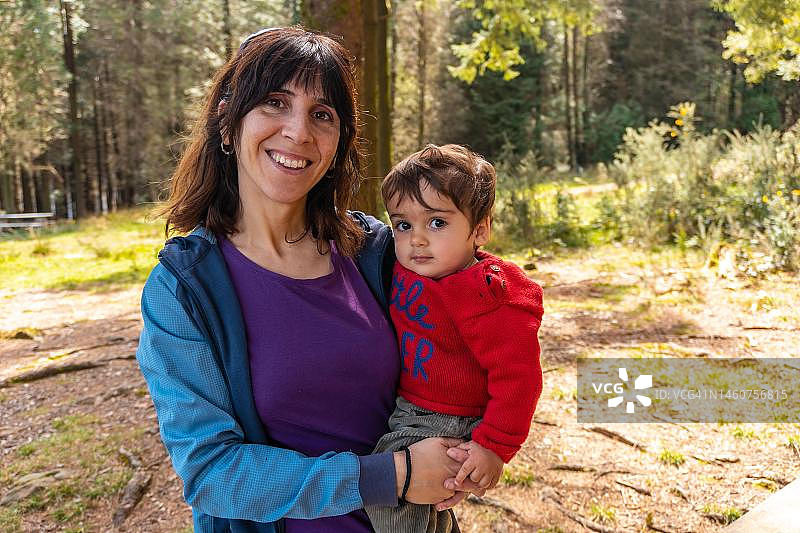 西班牙巴斯克地区乌苏尔维尔镇：母亲与儿子在安达扎山上图片素材