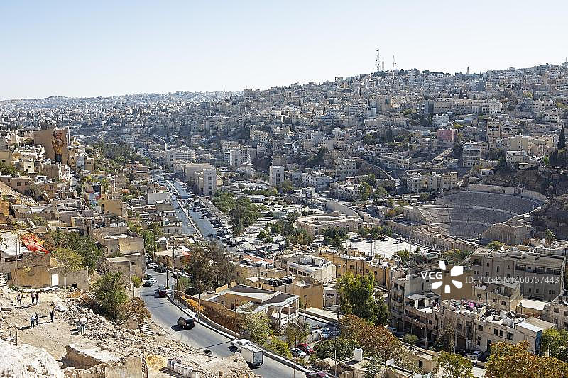 约旦安曼城堡山上的房屋和罗马剧院景观图片素材