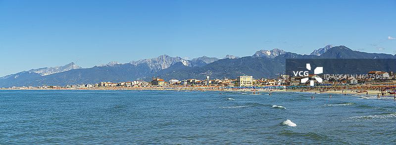 维亚雷焦海滩上的人群图片素材