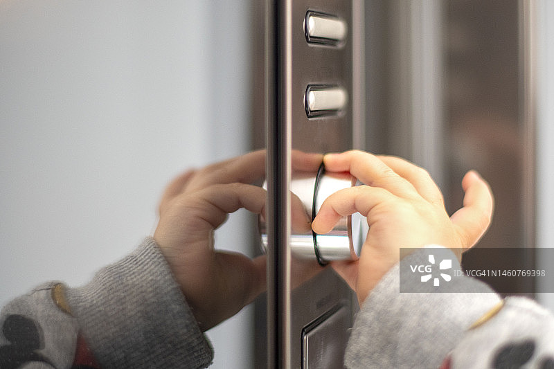 宝宝操作微波炉图片素材