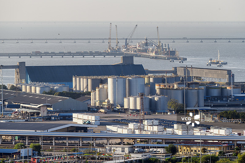 炼油厂和燃料储罐图片素材