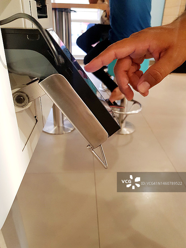 男人在餐厅使用电子屏幕点餐图片素材