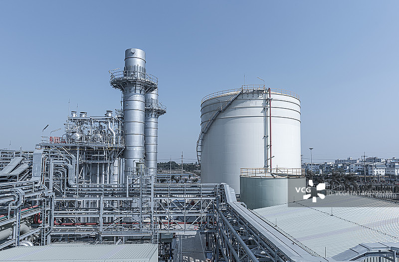 包含蒸汽轮机和烟囱塔的发电站图片素材