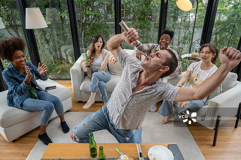 朋友们在家玩卡拉OK，友谊和家庭娱乐图片素材