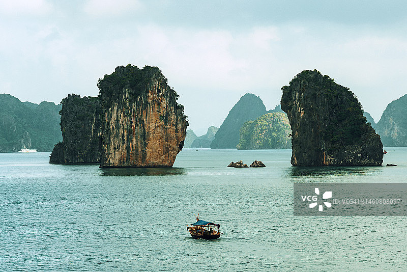 从广宁省看下龙湾的景色，越南北部图片素材