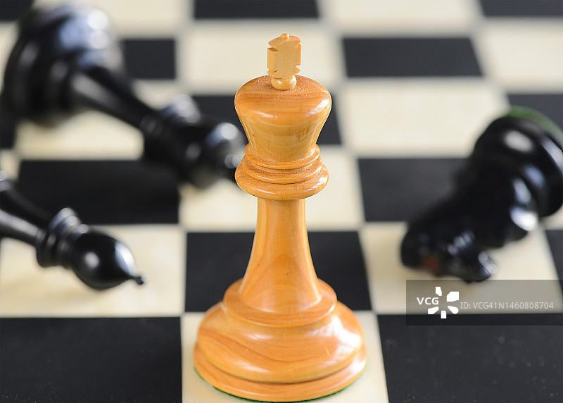 制胜的国际象棋走法，白色国王图片素材