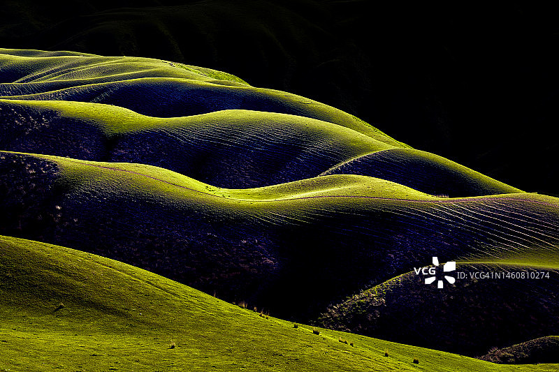 人体形状的草原图片素材