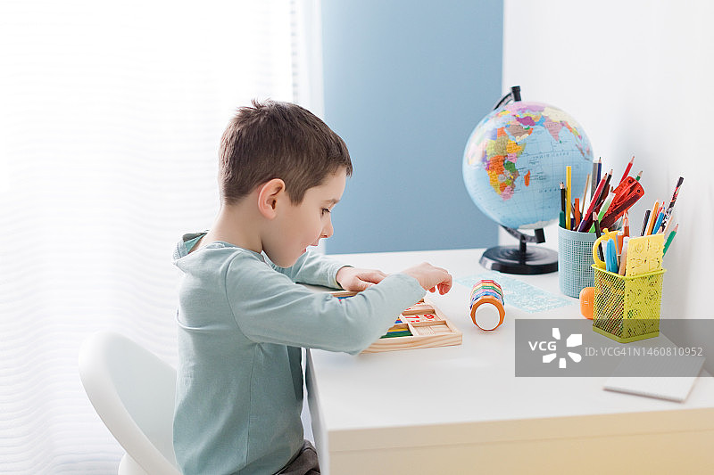 玩算术玩具的白人男孩图片素材