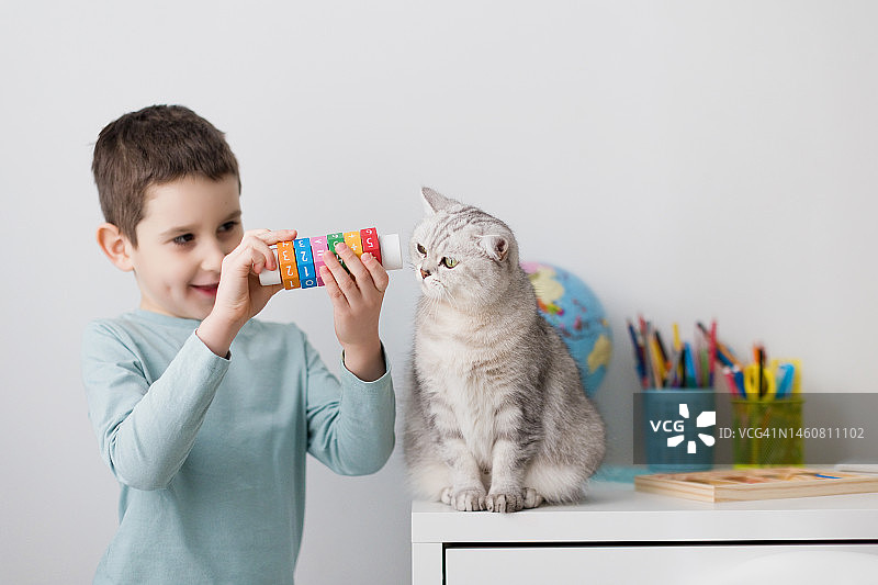 玩算术玩具的白人男孩图片素材