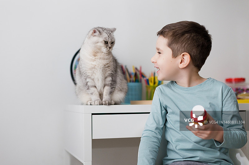 玩算术玩具的白人男孩图片素材