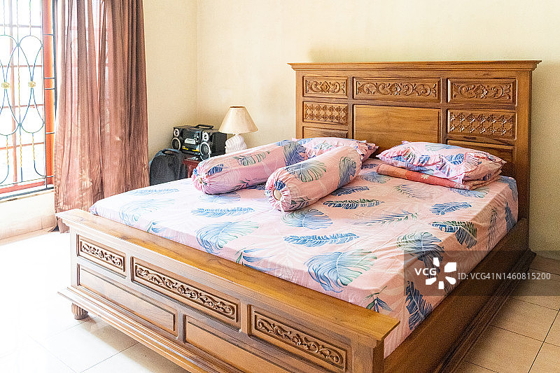带有木雕床的卧室图片素材