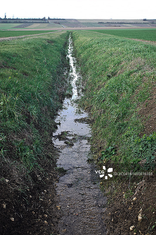 田野间的排水沟（法国）图片素材