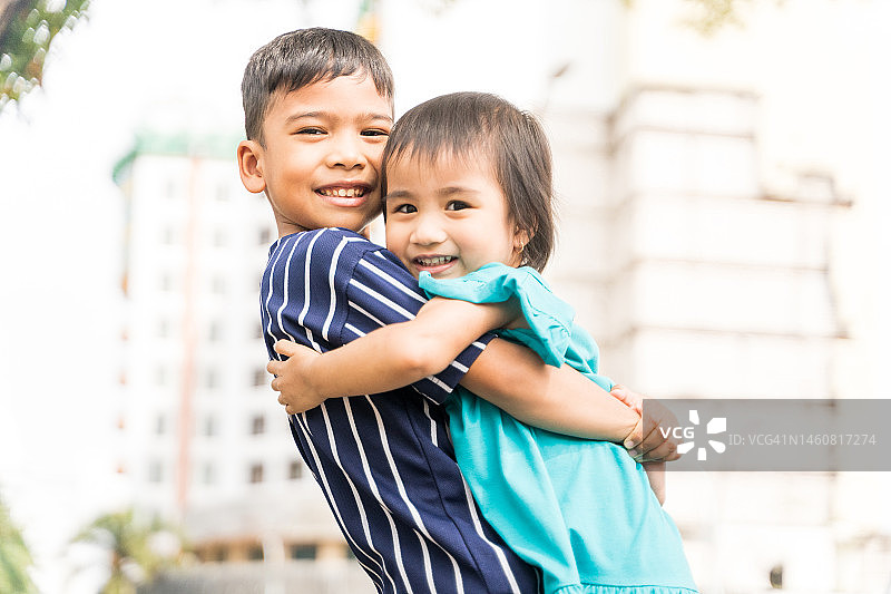 兄妹拥抱肖像图片素材