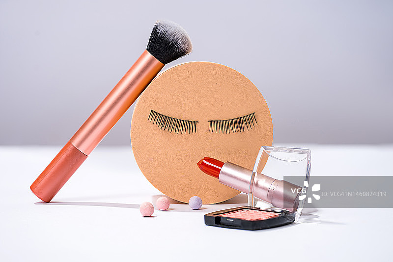 女士化妆品产品：化妆刷、假睫毛、腮红盘、红色口红图片素材
