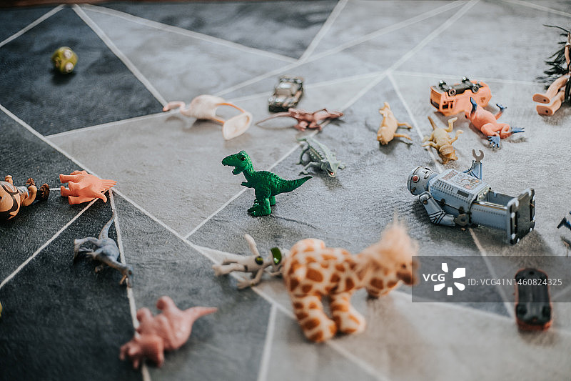 儿童卧室地毯上的恐龙玩具图片素材