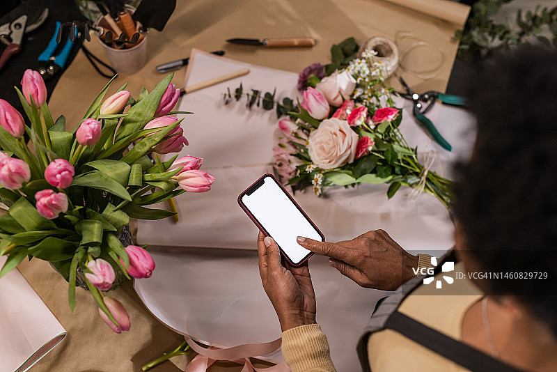 女人在花店使用智能手机图片素材