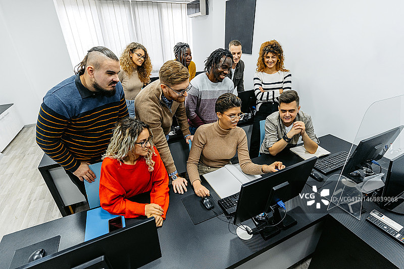 学生们一起解决编程课上的问题图片素材