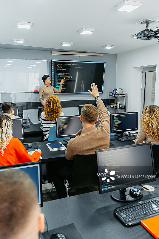年轻女教师教授编程课图片素材