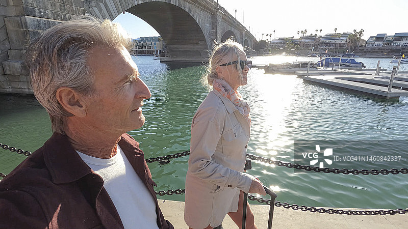 中年夫妇在拱桥下行走图片素材