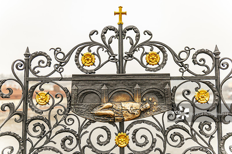 布拉格查理大桥上的圣约翰·内波穆克雕像图片素材