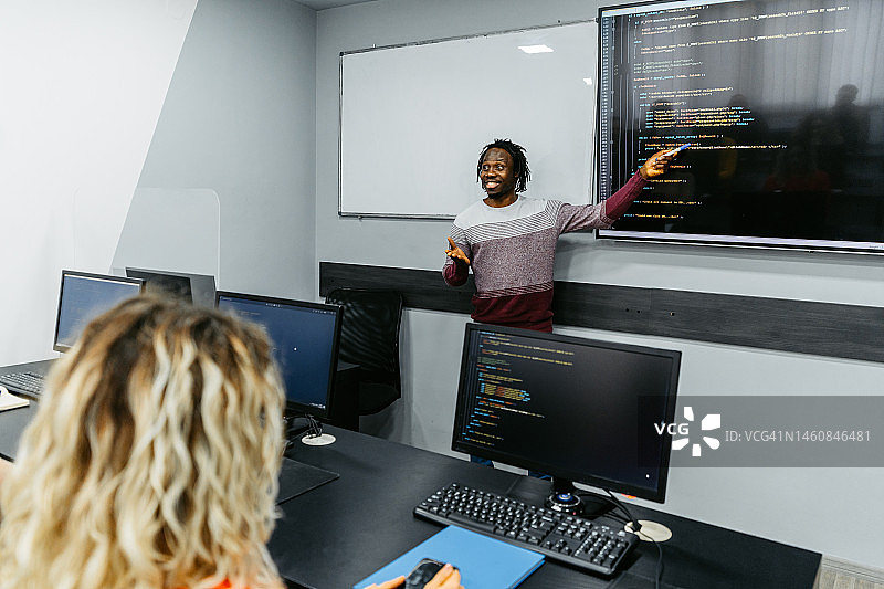 教授编程课的年轻男老师图片素材