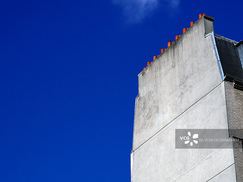 巴黎住宅楼风化的混凝土山墙和蓝天图片素材
