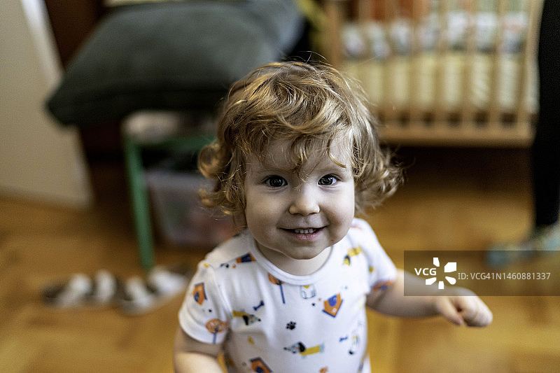 年轻的孩子在家玩耍图片素材