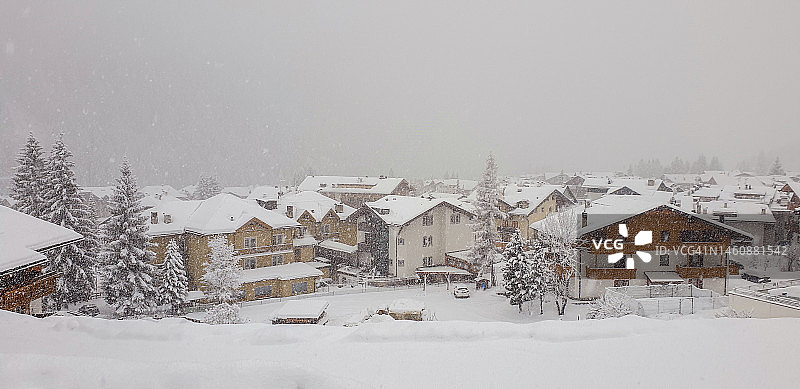 多洛米蒂山坎皮泰洛迪法萨镇的暴雪图片素材