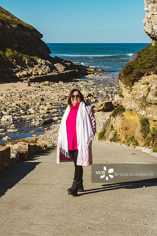 海滩公路上的女子肖像图片素材