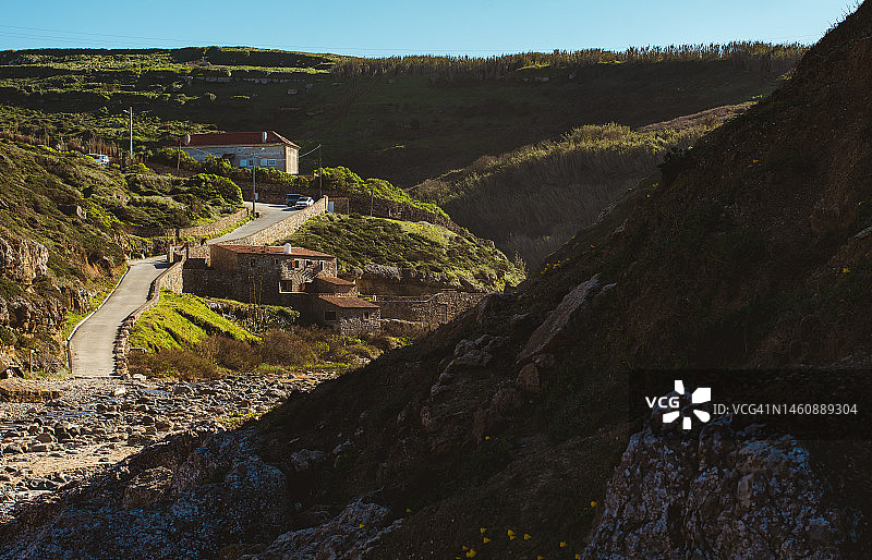 海滩边偏远房屋的视角图片素材