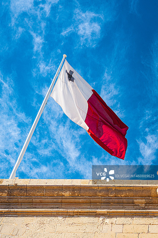 马耳他，石头建筑上飘扬的马耳他国旗图片素材