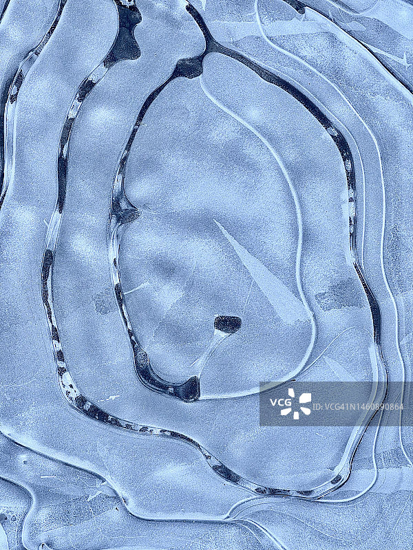 俄勒冈州科贝特冰冻水坑形成的冬季图案图片素材