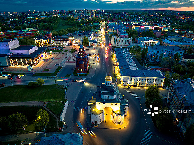 弗拉基米尔市夜景全景：城市街道的夜间照明，城市中心和金门景观图片素材