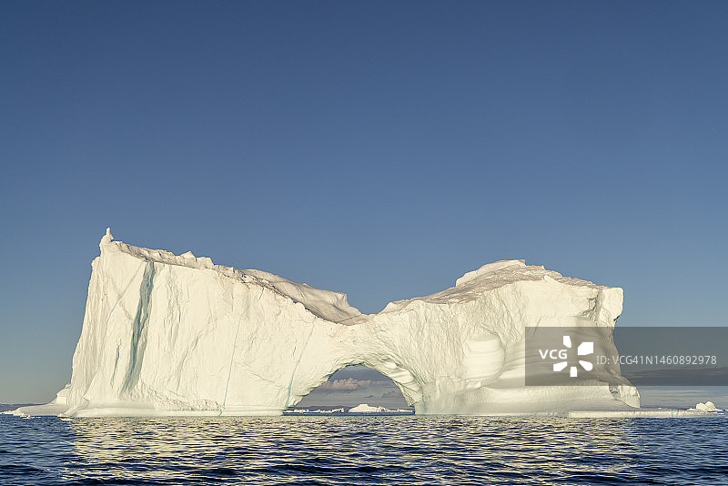 高耸的冰川冰山在午夜太阳，Grønne Ejland，迪斯科湾，格陵兰岛图片素材