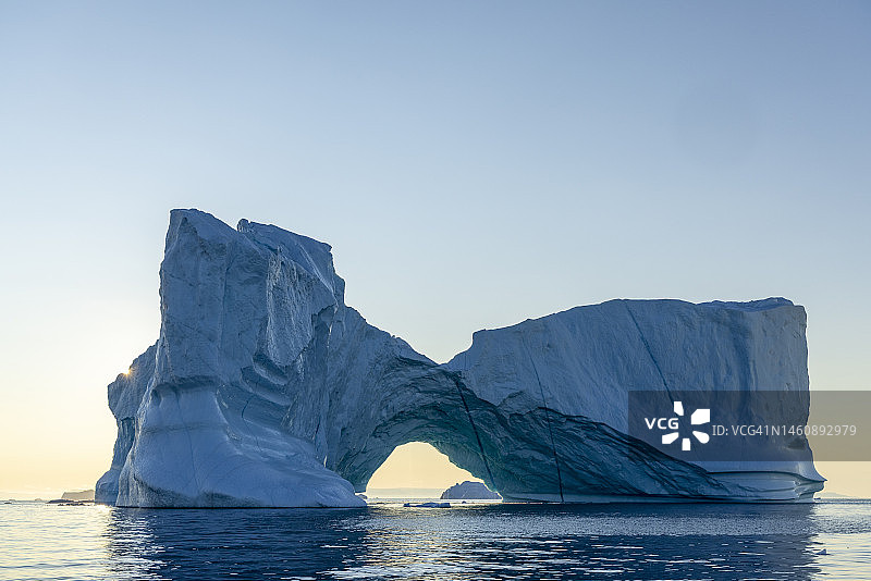 格陵兰岛迪斯科湾Grønne Ejland，午夜阳光下高耸的冰川冰山图片素材