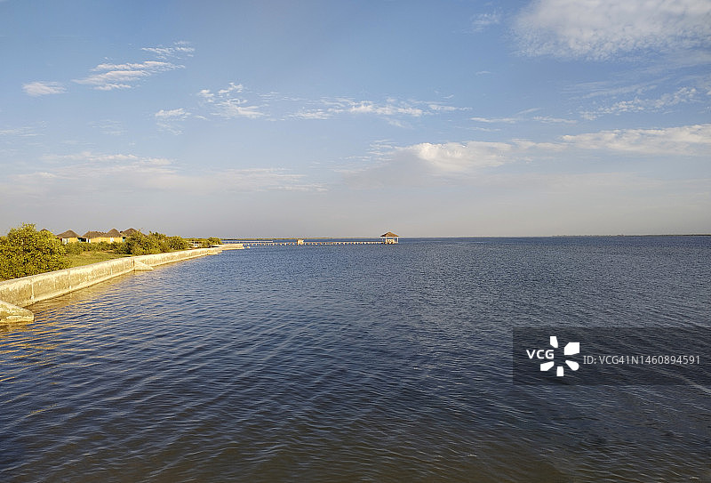 热带泻湖上的傍晚光线图片素材