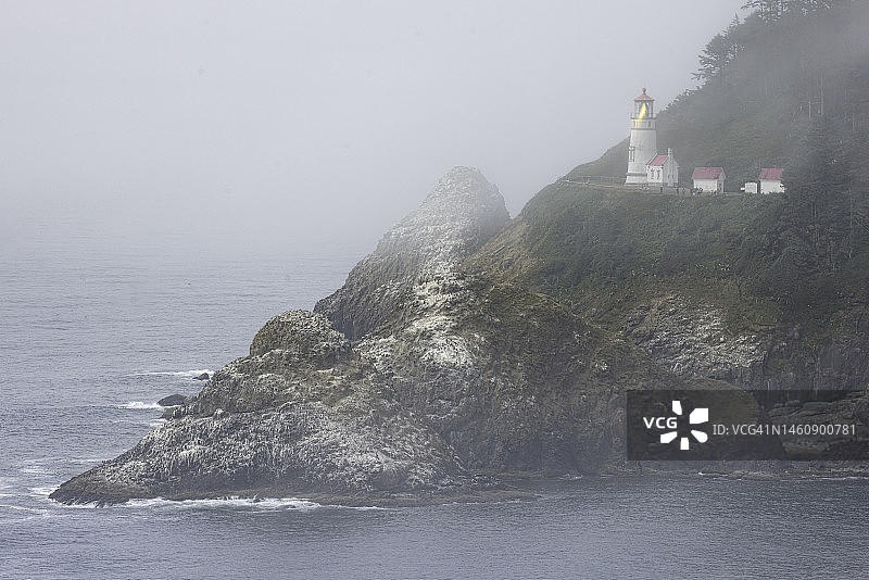 雾气环绕海角灯塔图片素材