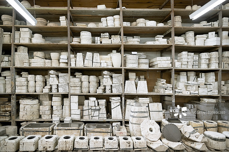 工厂中的陶瓷制品模具图片素材