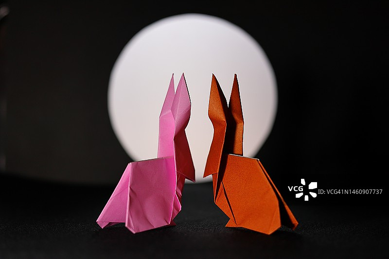 带LED灯的兔子情侣折纸图片素材