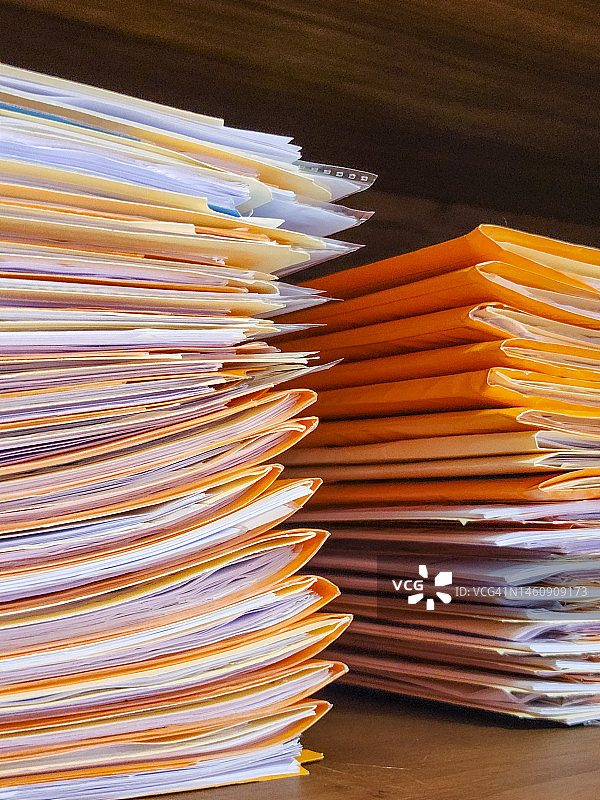 文件柜中的纸质文件堆图片素材